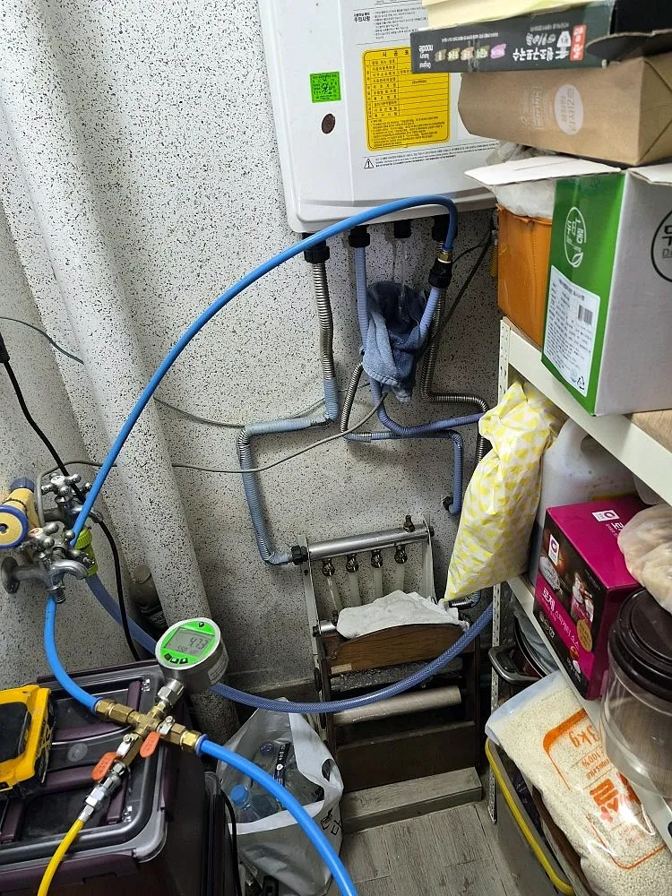 보일러·난방배관 누수: 보일러 아래 분배기에 디지털 압력계를 물린 가압 시험