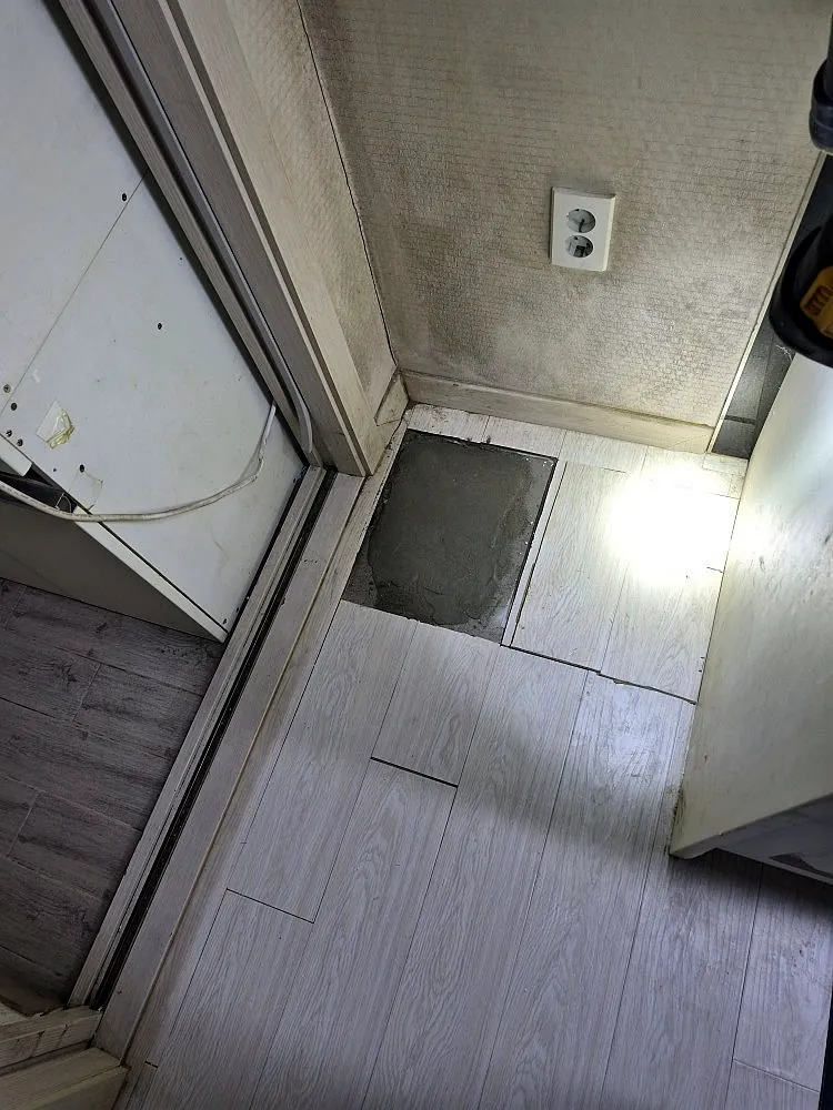 깬 자리를 몰탈로 메우고 바닥재를 다시 깔기 시작한 모습