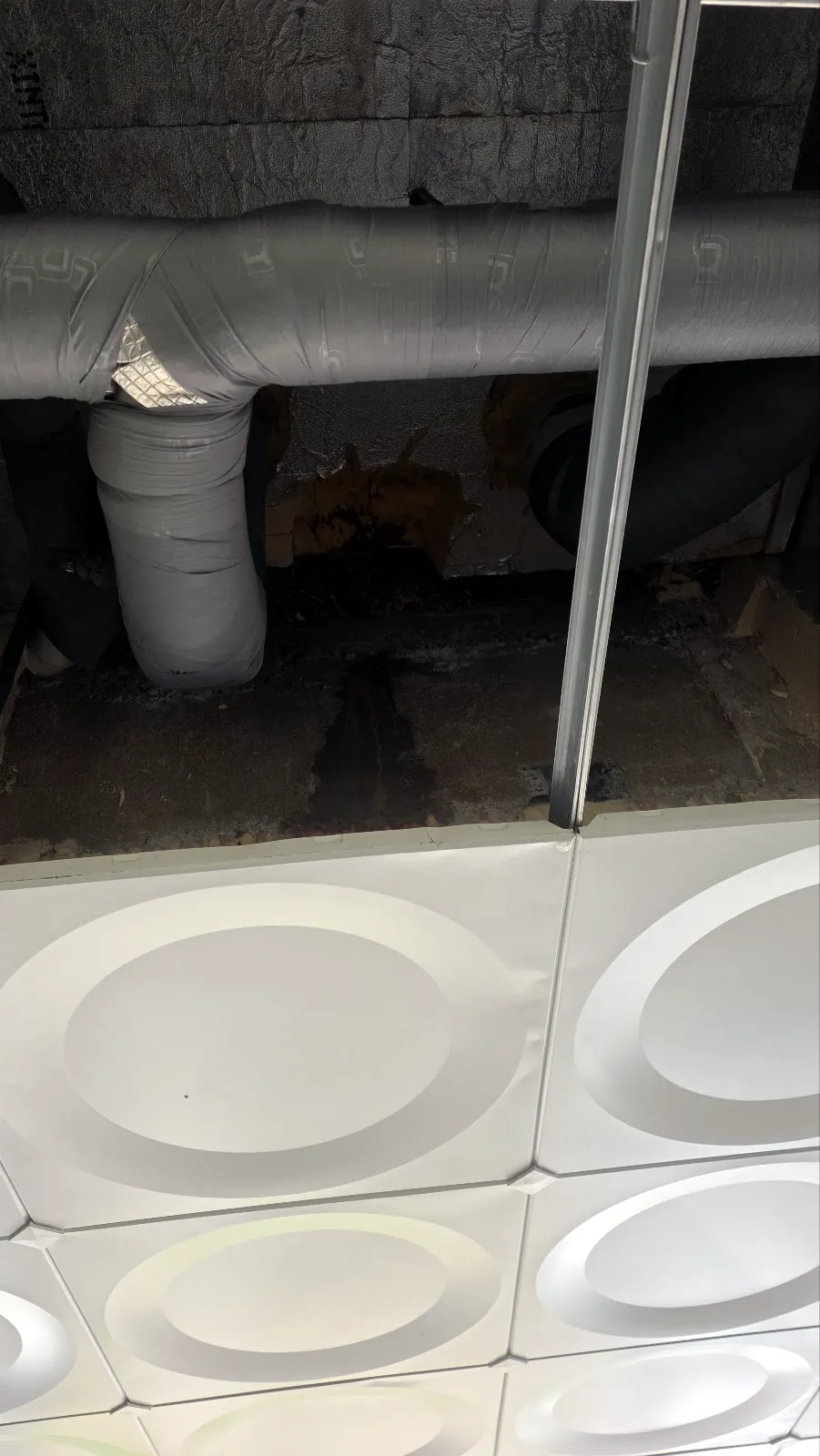 옥상·외벽 누수: 천장 마감재를 연 자리에 드러난 슬래브 물자국